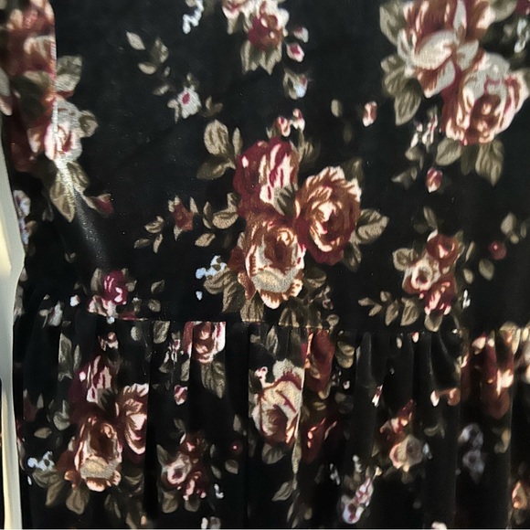 Black/Burgundy Velvet feel Retro Style Long Sleeve Mini Dress. Gently Pre Loved. - Picture 7 of 8
